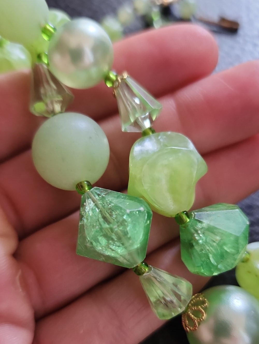 VTG Green Beaded Necklace - Elegant Light Green Statement Jewelry - Picture 5 of 9